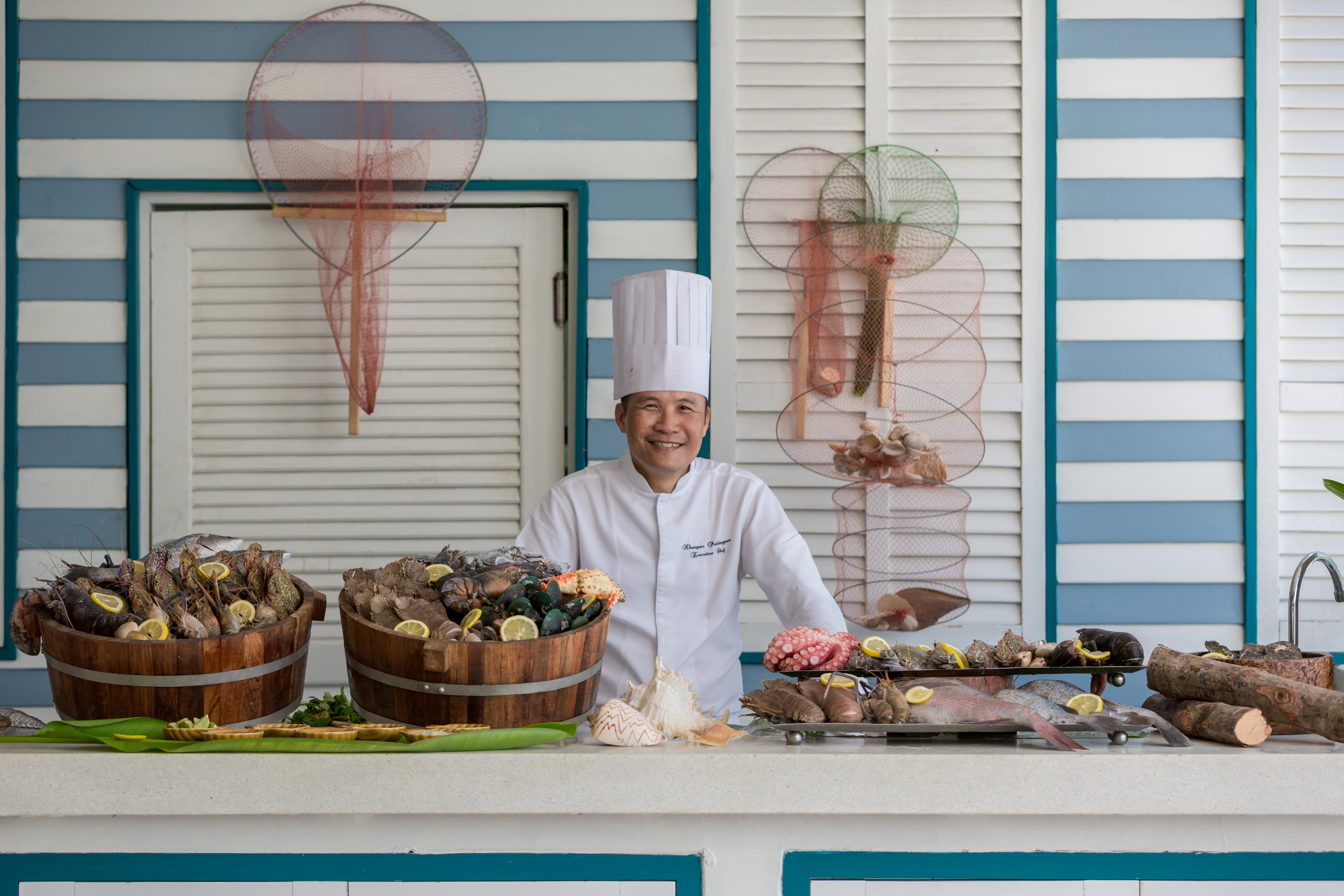 منتجع ذا فيلاج كوكونت آيلاند بيتش Phuket المظهر الخارجي الصورة A chef at the buffet
