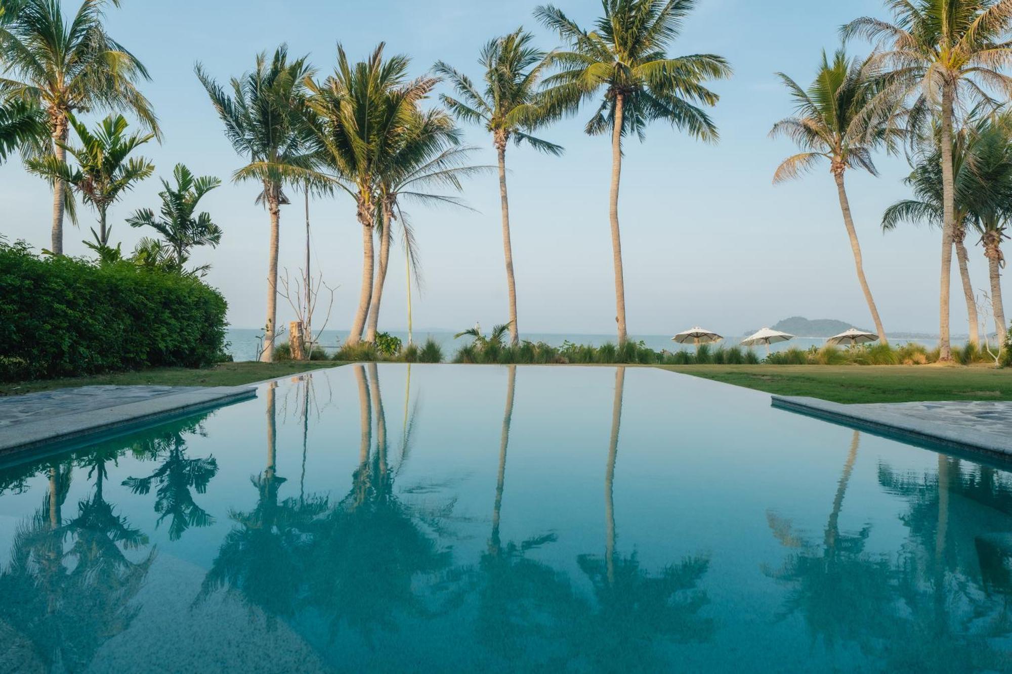 منتجع ذا فيلاج كوكونت آيلاند بيتش Phuket المظهر الخارجي الصورة The swimming pool at the Amankila resort