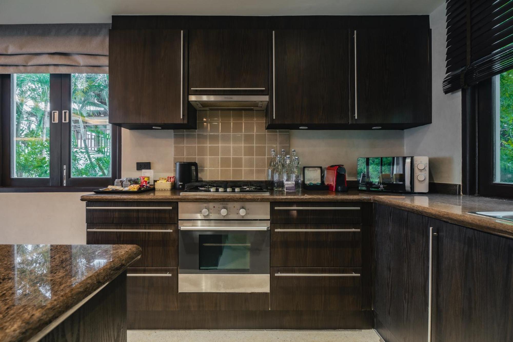 منتجع ذا فيلاج كوكونت آيلاند بيتش Phuket المظهر الخارجي الصورة A modern kitchen