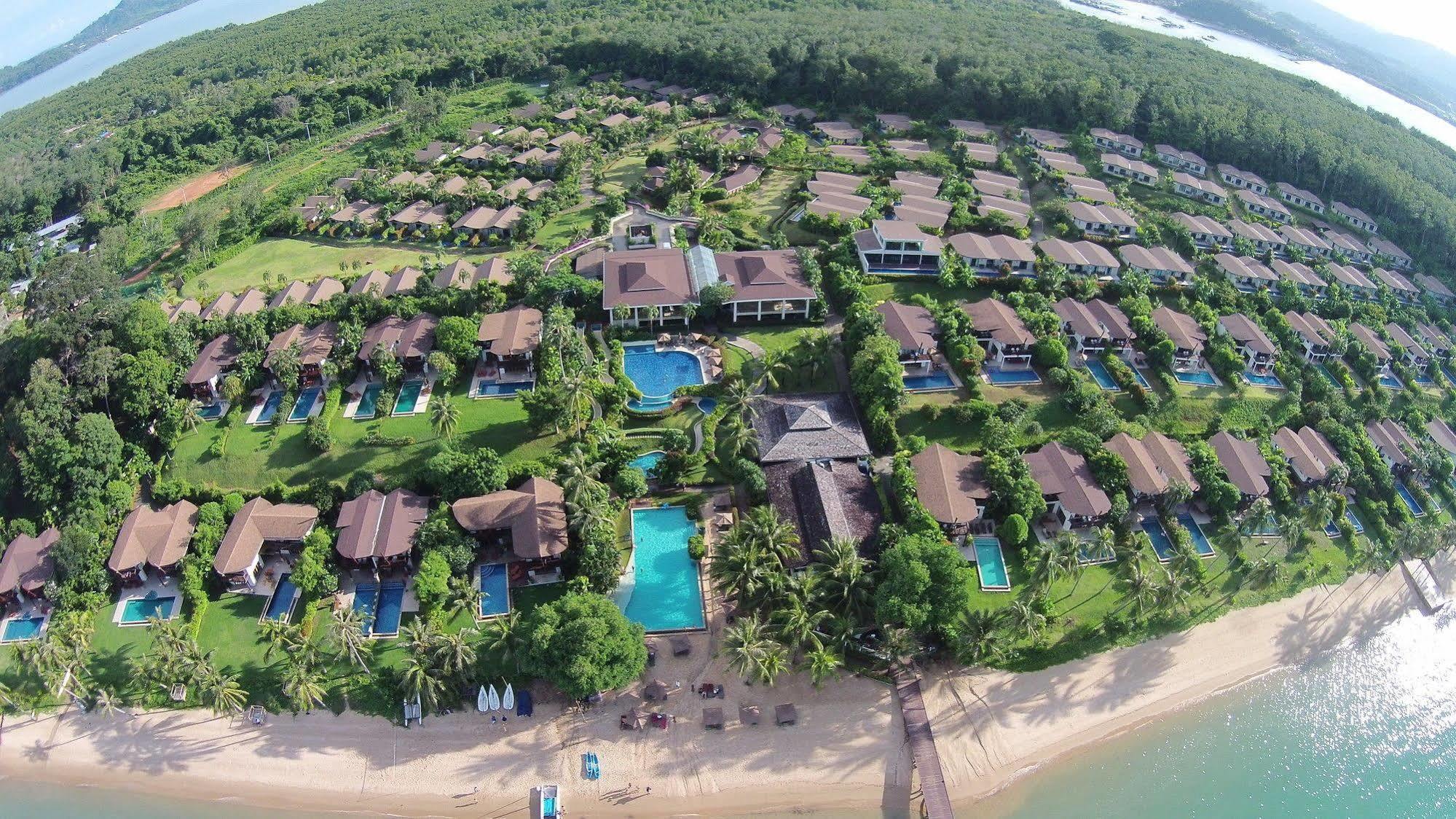 منتجع ذا فيلاج كوكونت آيلاند بيتش Phuket المظهر الخارجي الصورة Aerial view of the resort